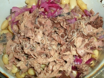 Салат с тунцом, фасолью и огурцом