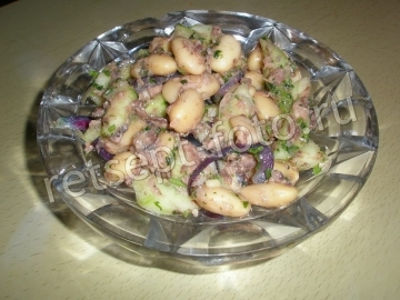Салат с тунцом, фасолью и огурцом