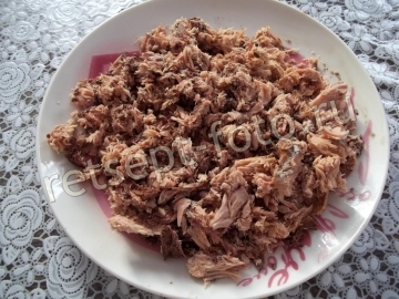 Салат с тунцом и жареной картошкой