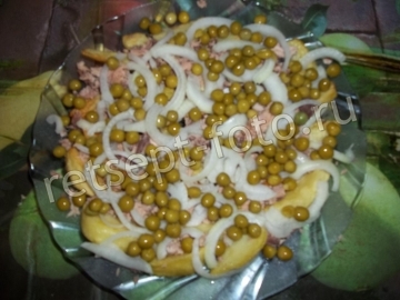 Салат с тунцом и жареной картошкой