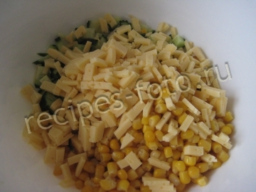 Салат с тунцом, огурцом и кукурузой на праздник