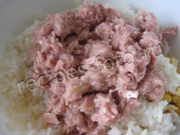 Салат с тунцом, огурцом и кукурузой на праздник