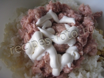 Салат с тунцом, огурцом и кукурузой на праздник