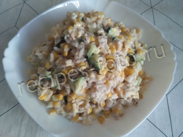 Салат с тунцом, огурцом и кукурузой на праздник