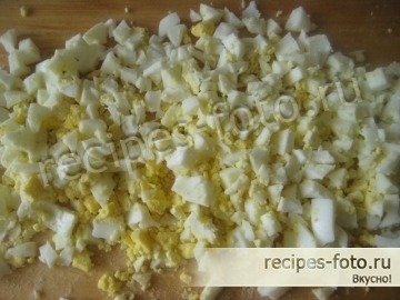 Салат с тунцом, яйцом и горошком