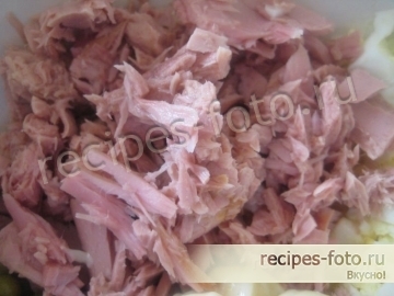 Салат с тунцом, яйцом и горошком