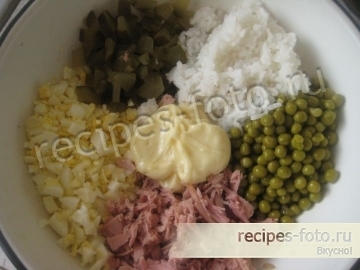 Салат с тунцом, яйцом и горошком