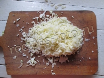 Салат с тушеной капустой и горошком