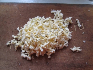 Салат с тушеной капустой и горошком
