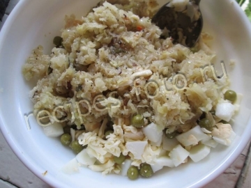 Салат с тушеной капустой и горошком