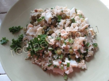 Салат с тушеной капустой и горошком