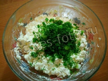 Салат с творогом и чесноком