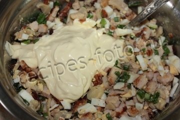 Салат с ветчиной, грибами и картошкой