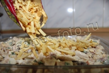Салат с ветчиной, грибами и картошкой
