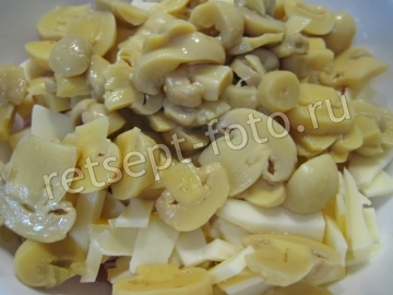 Салат с ветчиной и маринованными грибами