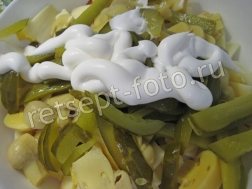 Салат с ветчиной и маринованными грибами