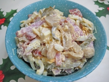 Салат с ветчиной и маринованными грибами