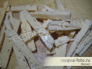 Салат с ветчиной, солеными огурцами и сыром