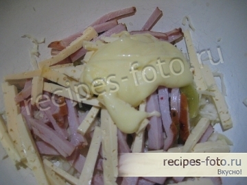 Салат с ветчиной, солеными огурцами и сыром