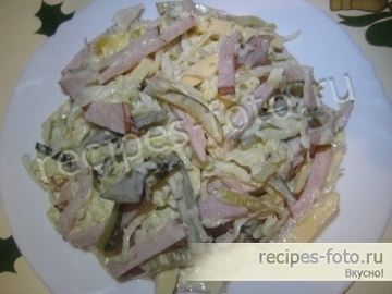 Салат с ветчиной, солеными огурцами и сыром