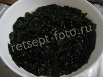 Салат с водорослями вакаме, рисовой лапшой и креветками