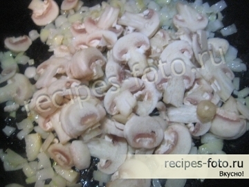 Салат с жареными грибами, сыром и картошкой без яиц и мяса