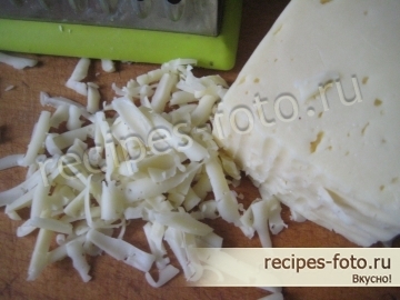 Салат с жареными грибами, сыром и картошкой без яиц и мяса