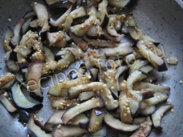 Салат с жареными баклажанами и яйцом