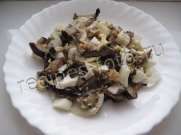Салат с жареными баклажанами и яйцом