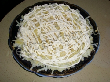 Салат с жареными грибами и картошкой слоями
