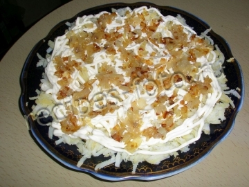 Салат с жареными грибами и картошкой слоями