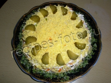 Салат с жареными грибами и картошкой слоями