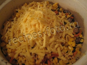 Салат с жареными грибами и кукурузой на праздник