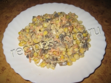 Салат с жареными грибами и кукурузой на праздник