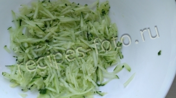 Салат с жареными грибами и сухариками