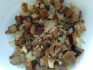 Салат с жареными грибами, сыром и огурцами