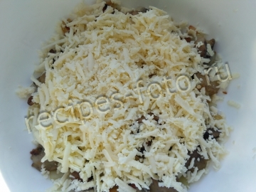Салат с жареными грибами, сыром и огурцами
