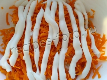 Салат с жареными грибами, сыром и огурцами