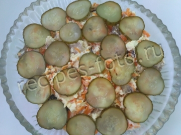 Салат с жареными грибами, сыром и огурцами