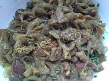 Салат с жареными грибами, сыром и огурцом на праздник