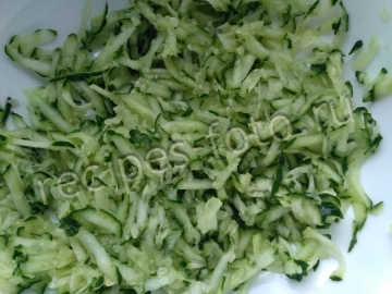 Салат с жареными грибами, сыром и огурцом на праздник