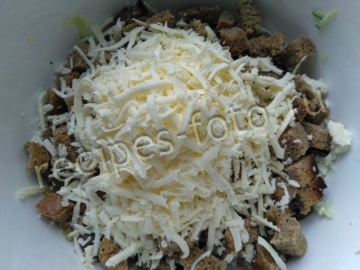 Салат с жареными грибами, сыром и огурцом на праздник