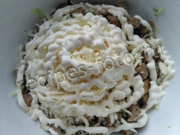 Салат с жареными грибами, сыром и огурцом на праздник