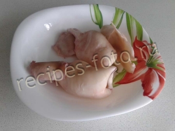 Салат с жареными кальмарами и грибами