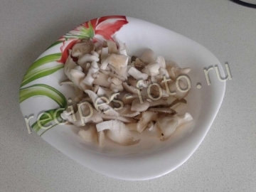 Салат с жареными кальмарами и грибами