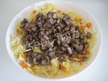 Салат с жареными маслятами и картошкой