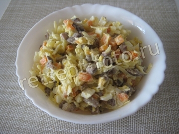 Салат с жареными маслятами и картошкой