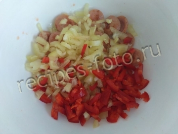 Салат с жареными сосисками: просто и вкусно