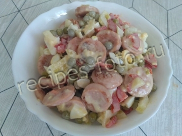 Салат с жареными сосисками: просто и вкусно