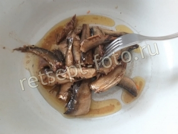 Салат со шпротами и сухариками